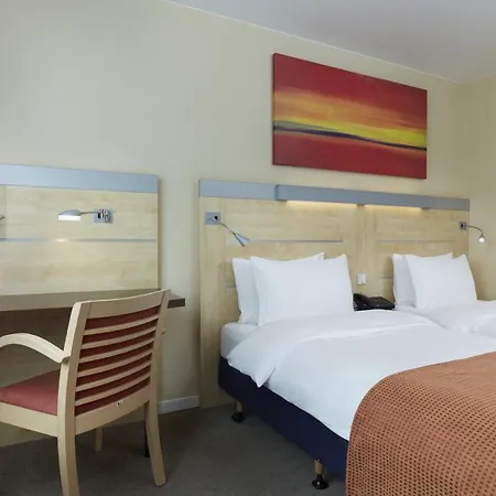 Отель Express Centre West 3*