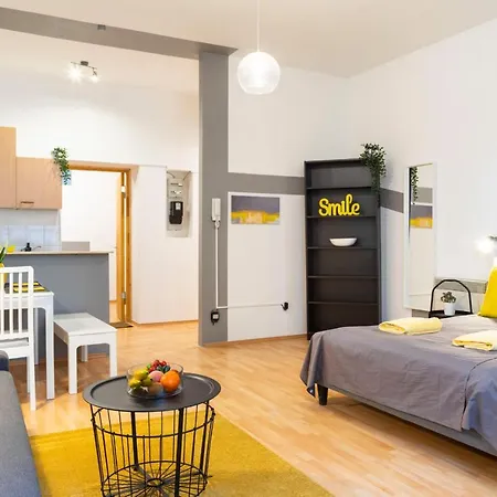 Homaris - Leyke Schillerkiez Neukolln Airfield Tempelhof Apartment