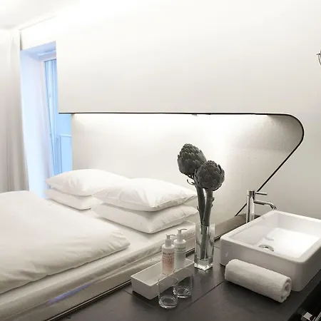 Hotel Q!