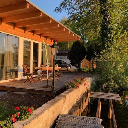Tiny House Oder Auf Der Sunset Marina *