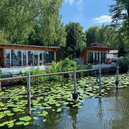 Tiny House Oder Auf Der Sunset Marina *