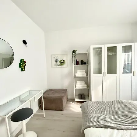 Modernes Apartment, Terrasse Und Garten Am Lilienthalpark Im Suedwesten Berlins Apartment