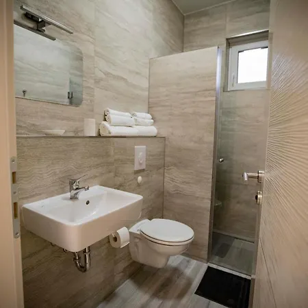 Leo Guest house *