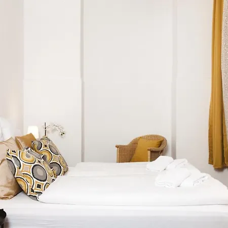 Family For 6 Guests, Mitte Moabit Apartment