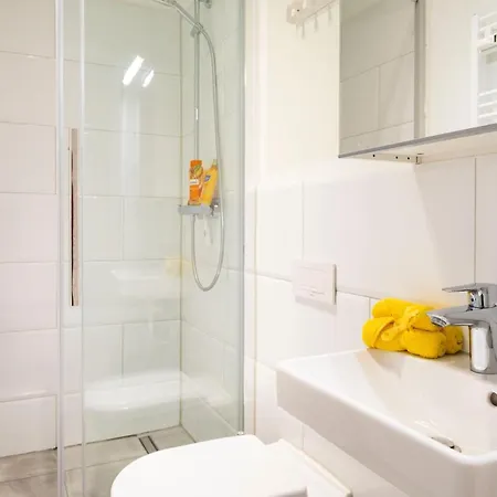 Апартаменты Neukolln Industrial Style 2 Bathrms 3 Bedrms +a/c