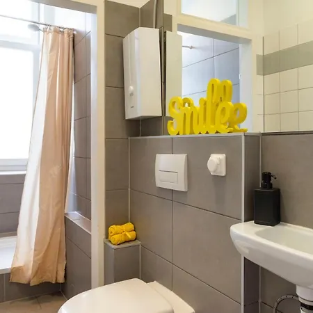 Central +3br +big Living Next To U-station Apartment *