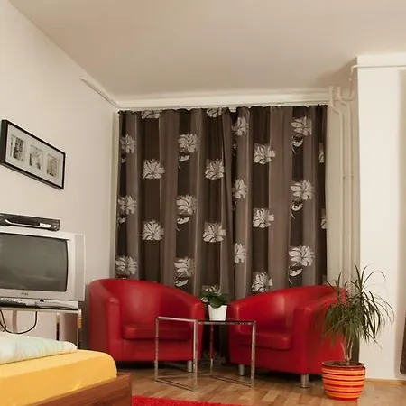 Apollo Apartment *