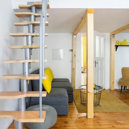 Lr Renovated +ac+rain Shower+wooden Floorboards Apartment *