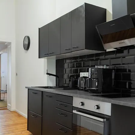 Apartment Lr Renovated +ac+rain Shower+wooden Floorboards *