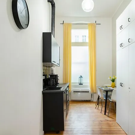 Lr Renovated +ac+rain Shower+wooden Floorboards * Berlin
