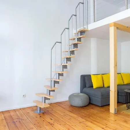 Lr Renovated +ac+rain Shower+wooden Floorboards Apartment