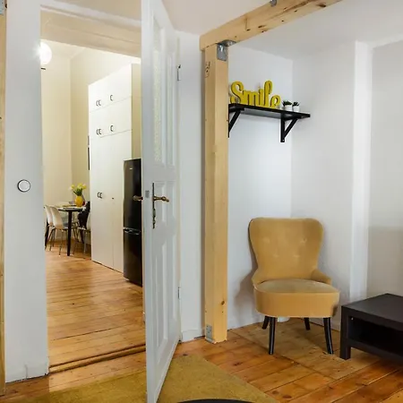 Apartment Lr Renovated +ac+rain Shower+wooden Floorboards *