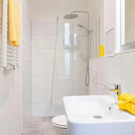 Lr Renovated +ac+rain Shower+wooden Floorboards Apartment