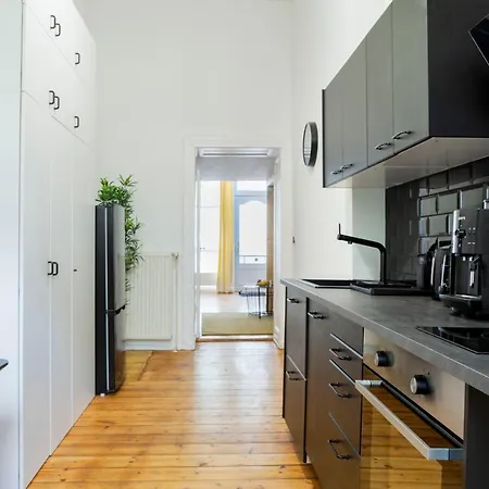 Lr Renovated +ac+rain Shower+wooden Floorboards * Berlin