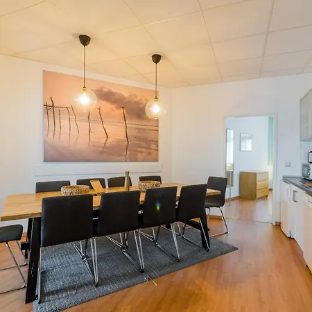 Spacious And Modern Furnished For 10 Guests Berlin