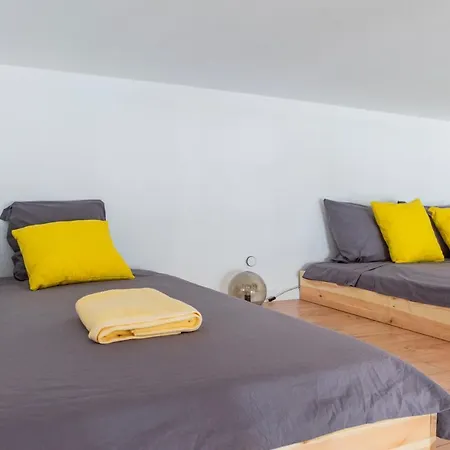 Lr Renovated +ac+rain Shower+wooden Floorboards *