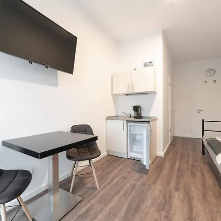 Monteurzimmer Pankow Mit Dachterrasse - Nur 10 Min. Von Der A10 - 3 Zimmer/ 7 Betten *