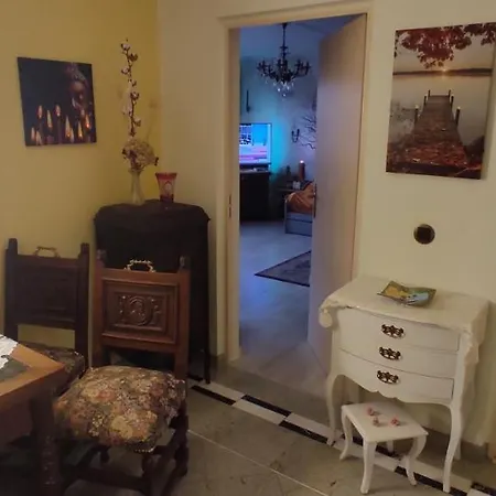 Weltoffenes Privates Gaestezimmer Bei Lgbtq Freundlichen Gastgeber Der Mit In Der Lebt Homestay *