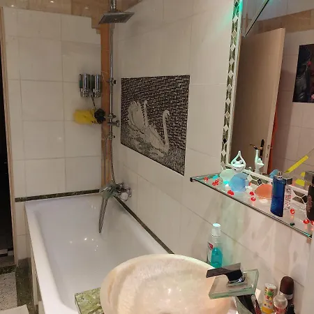 Homestay Weltoffenes Privates Gaestezimmer Bei Lgbtq Freundlichen Gastgeber Der Mit In Der Lebt