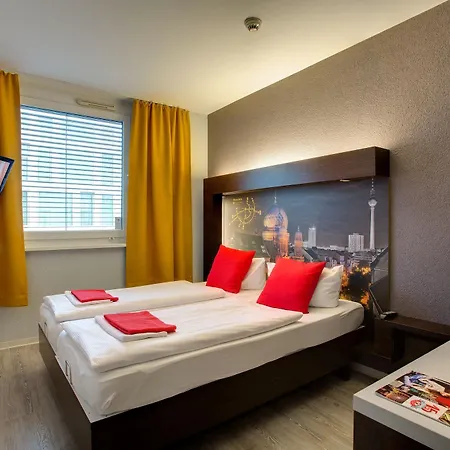 Meininger Hauptbahnhof Otel 3*
