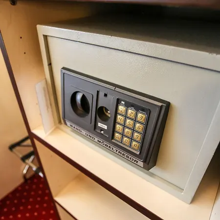 Kurfuerstendamm Hotell 3*