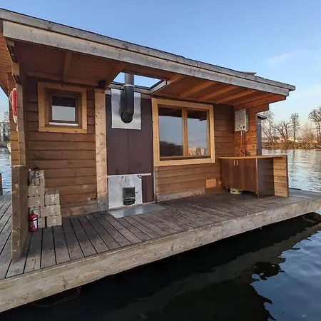 Hausboot Mit Hottub In Botel Berlin