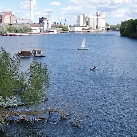 Botel Saunainsel - Hausboot Mit Schwimmender Sauna, Hottub Und Tretboot In Berlin