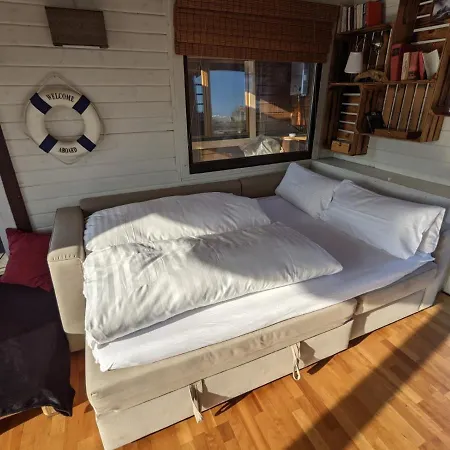 Saunainsel - Hausboot Mit Schwimmender Sauna, Hottub Und Tretboot In *