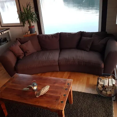 Saunainsel - Hausboot Mit Schwimmender Sauna, Hottub Und Tretboot In Berlin