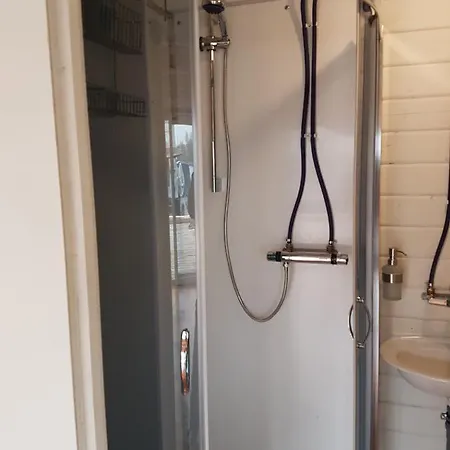 Saunainsel - Hausboot Mit Schwimmender Sauna, Hottub Und Tretboot In Botel