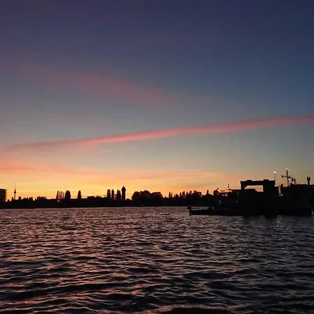 Saunainsel - Hausboot Mit Schwimmender Sauna, Hottub Und Tretboot In Botel Berlin