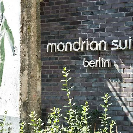 Mondrian Am Checkpoint Charlie Berlin