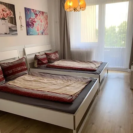 Lebt-wohnung Fur Bis Zu 12 Personen * Berlin