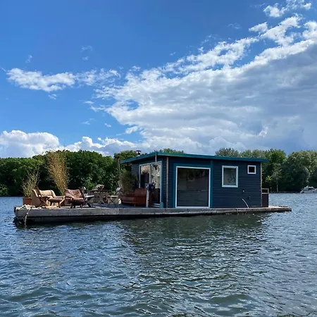 Grosses Gemuetliches Hausboot In Botel *