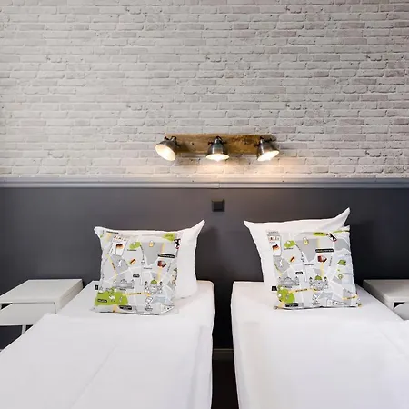 Old Town Hostel *