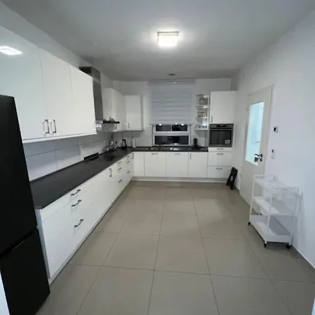 Luxus-doppelhaushaelfte Im Ruhigen Blumenviertel Apartment Berlin