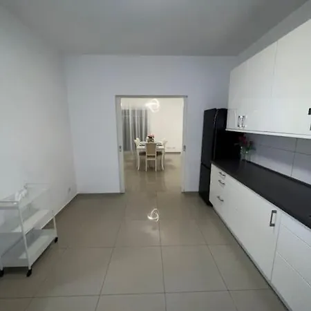Luxus-doppelhaushaelfte Im Ruhigen Blumenviertel Apartment