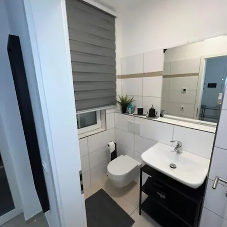 Apartment Luxus-doppelhaushaelfte Im Ruhigen Blumenviertel Berlin