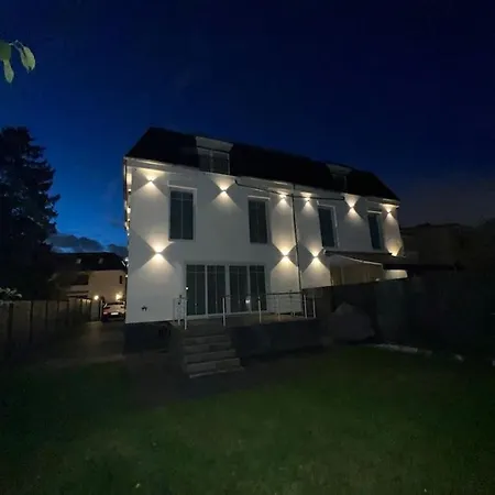 Apartment Luxus-doppelhaushaelfte Im Ruhigen Blumenviertel Berlin