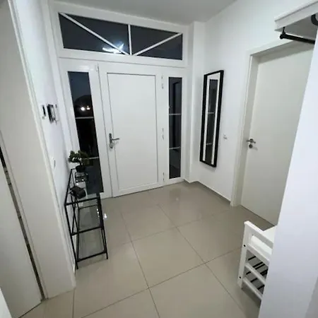 Luxus-doppelhaushaelfte Im Ruhigen Blumenviertel Apartment