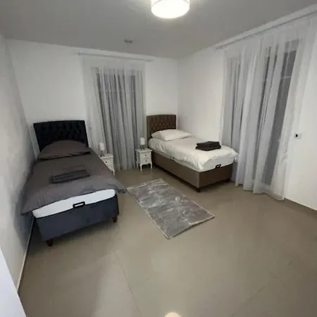 Luxus-doppelhaushaelfte Im Ruhigen Blumenviertel Apartment