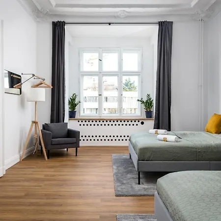 Riesiges Nahe Kudamm Sehr Schoner Altbau 123m2 Gross 12 Gaste Apartment