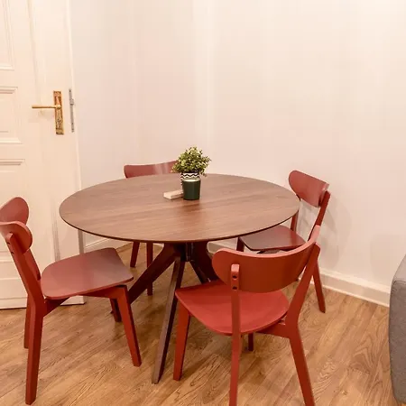 Stylische Altbauwohnung Zentral In Kreuzberger Kiezlage *
