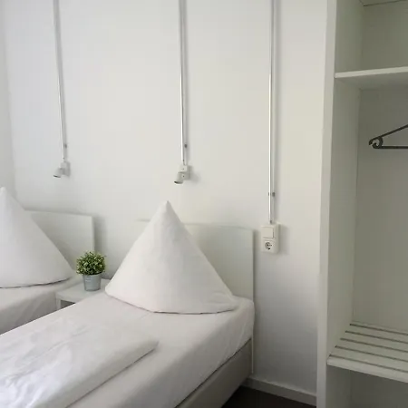 Hostel Near Brandenburg Gate - & *