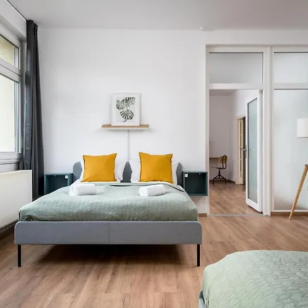 Ruhig Hell Wohnen Im Gruenen In Koepenick Fuesslaeufig Zum Wasser 25min Bis Flughafen Apartment