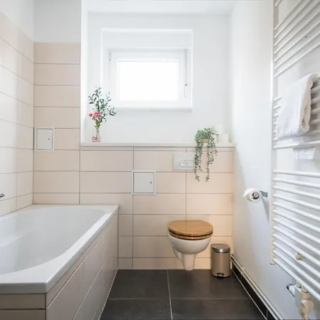 Ruhig Hell Wohnen Im Gruenen In Koepenick Fuesslaeufig Zum Wasser 25min Bis Flughafen Apartment