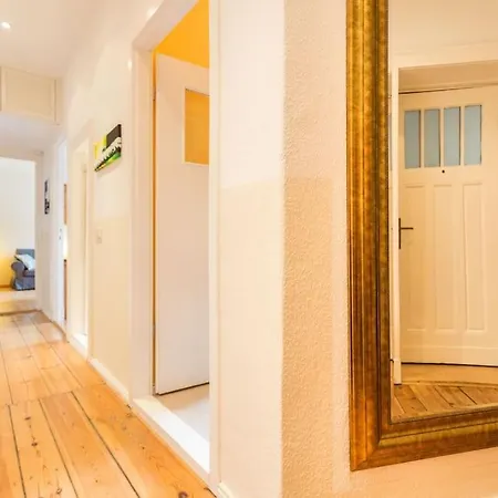 Zentrale Altbauwohnung Im Helmholtzkiez * Berlin