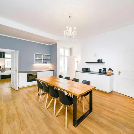 Old Town Apartment *