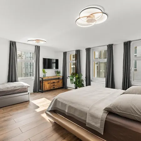 The Tieckstr Loft For Up To 7 People With 2 Bathrooms *