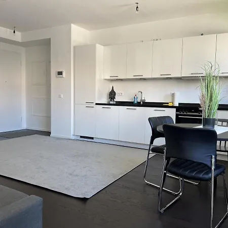 Luxury Waterfront Apartment *